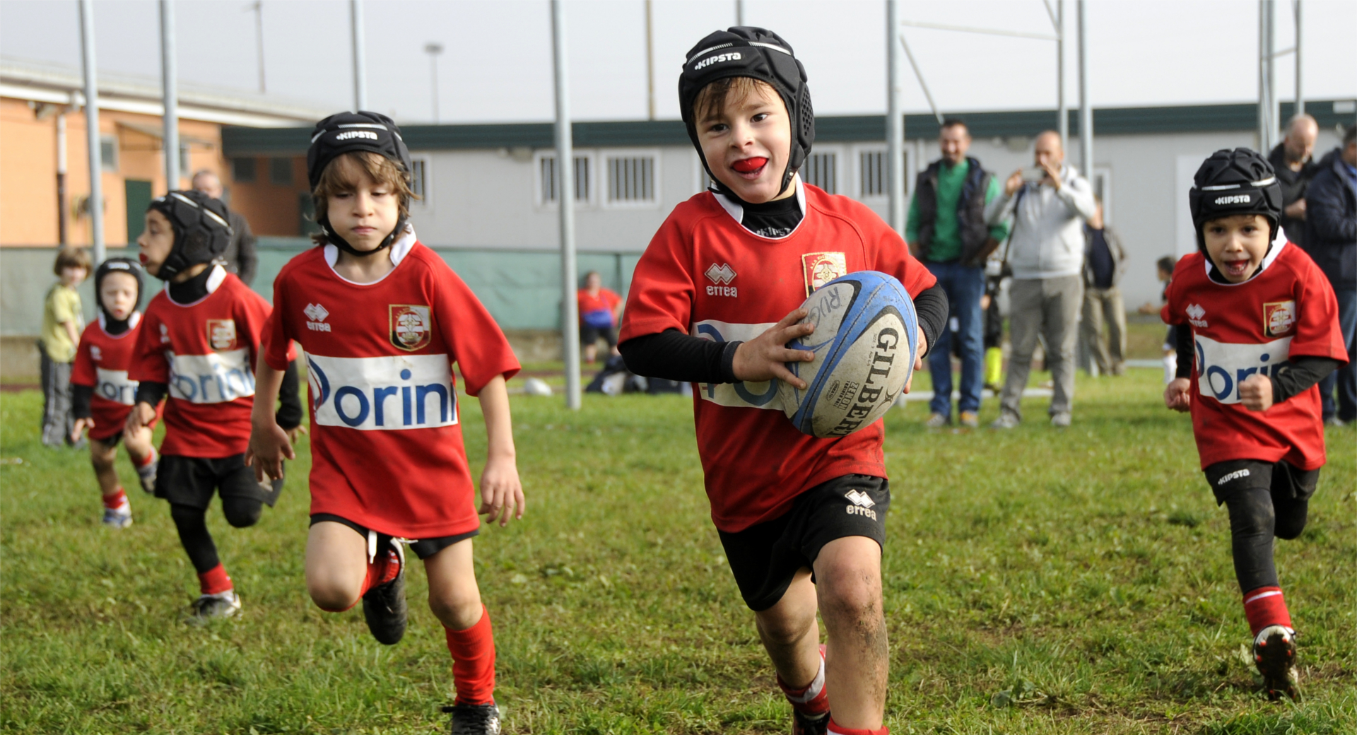 La giornata del Minirugby Lombardo non poteva essere più bella per i giocatori e per i genitori della U8. Tante, tantissime le squadre presenti, bambini di tutte le età e magliette di tutti i colori hanno riempito i campi da rugby.