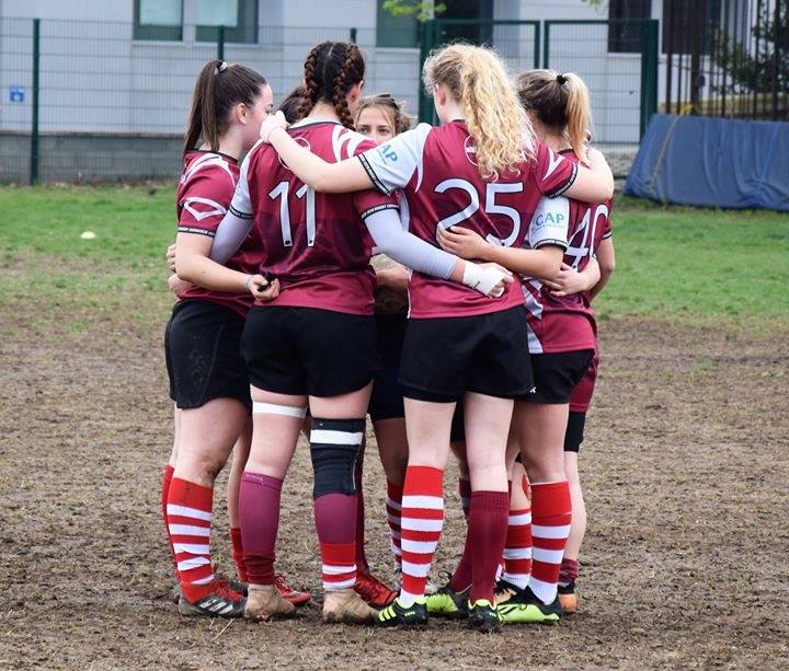 Giornata fresca e piovosa a Cernusco. Si parte con il girone al castello di Rugby Cernusco, dove le nostre ragazze del #MonCe affrontano la squadra mista, il Viadana, il Cus Brescia.