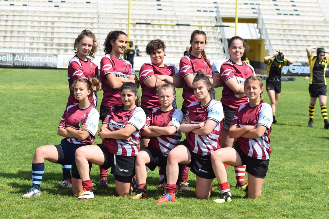 Le ragazze arrivano cariche e con tanta voglia di giocare sul bellissimo campo di Viadana, la tanto temuta pioggia ci risparmia e il sole ci sorride!