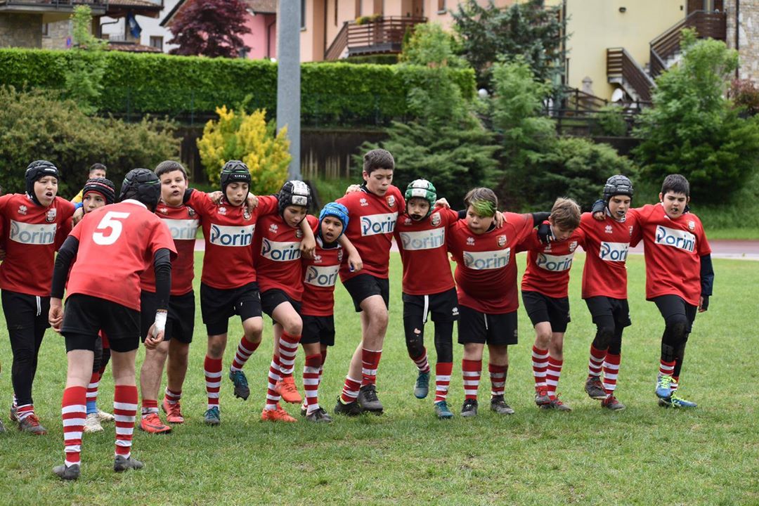 I #bellinmodoassurdo si danno appuntamento sabato mattina per partecipare al 9° Torneo Città di Clusone. Io sono ospite in questo gruppo di ragazzi, all’inizio si percepisce da parte dei ragazzi un po’ di timore, ma via via che i km passano i ragazzi mi fanno sentire a mio agio.